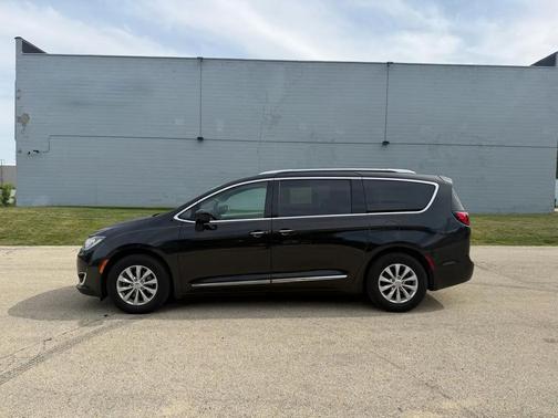 Brilliant Black Crystal Pearlcoat 2018 Chrysler Pacifica Touring-L