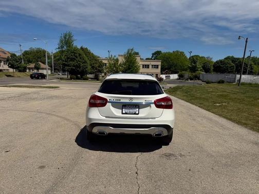 White 2018 Mercedes-Benz GLA 250 4MATIC