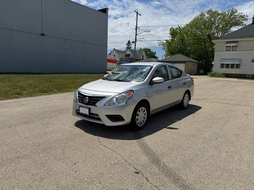 Silver 2017 Nissan Versa 1.6 S+