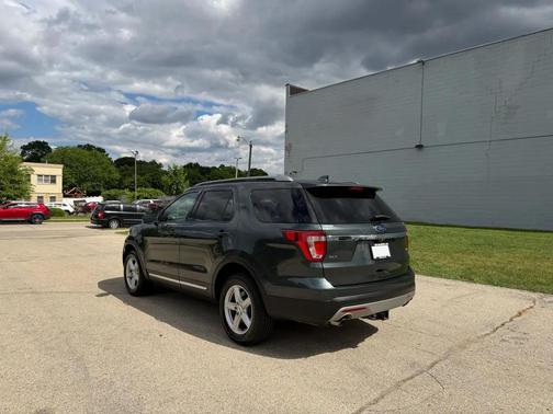 Dark Green 2016 Ford Explorer XLT
