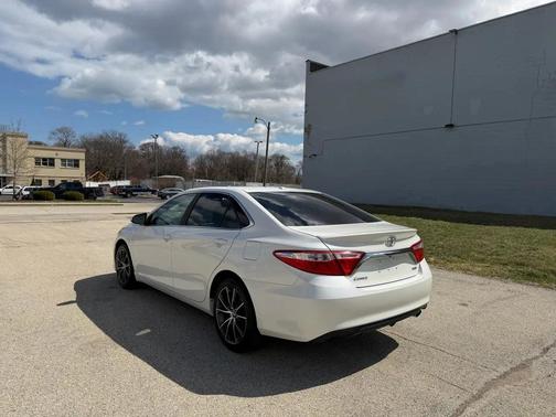 White 2015 Toyota Camry SE