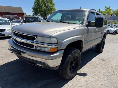 Gold 2002 Chevrolet Tahoe LT