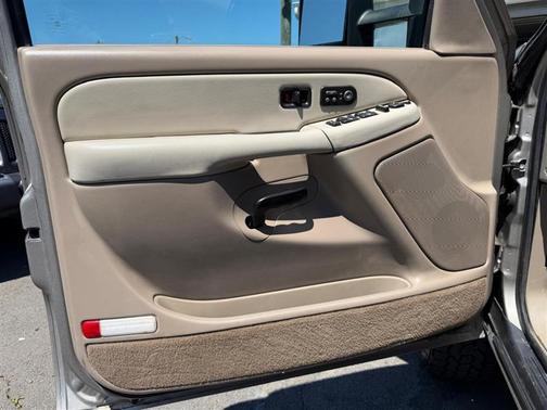 Gold 2002 Chevrolet Tahoe LT