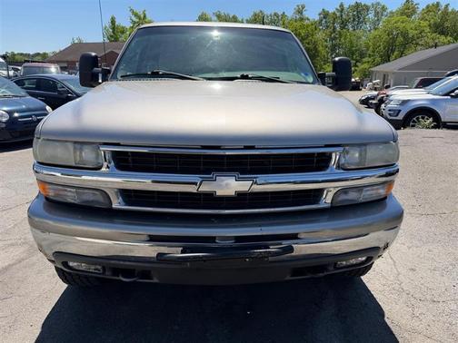 Gold 2002 Chevrolet Tahoe LT
