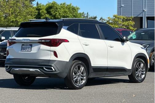 Clear White/Black Roof 2022 Kia Seltos S