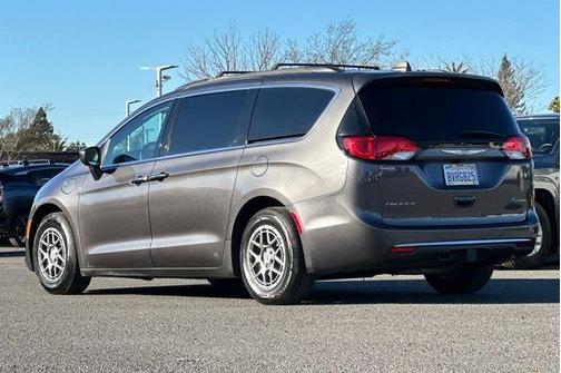 2017 Chrysler Pacifica Hybrid Premium