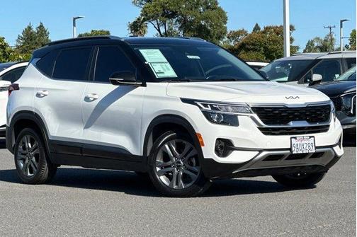 Clear White / Black Roof 2022 Kia Seltos S