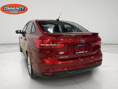 RED 2015 Ford Focus SE