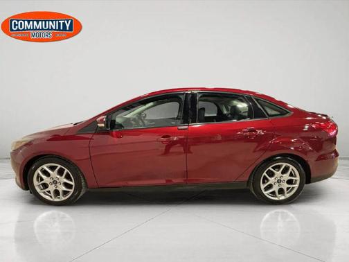 RED 2015 Ford Focus SE