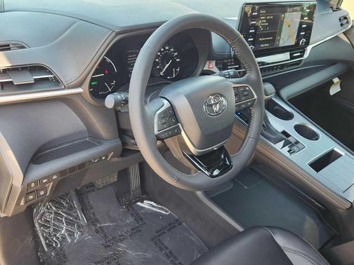2023 Toyota Sienna Woodland Edition