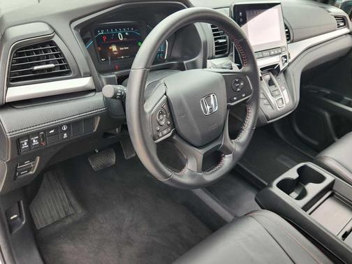 Platinum White Pearl 2024 Honda Odyssey Sport