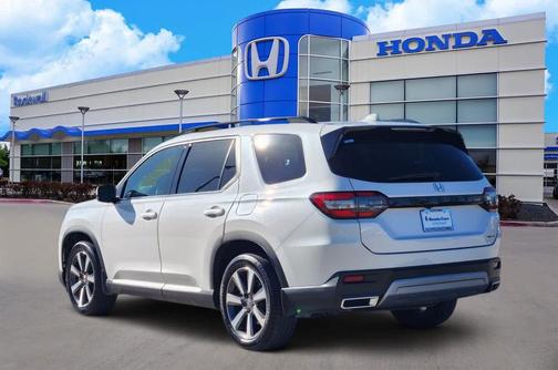 Platinum White Pearl 2024 Honda Pilot Touring 8-Passenger