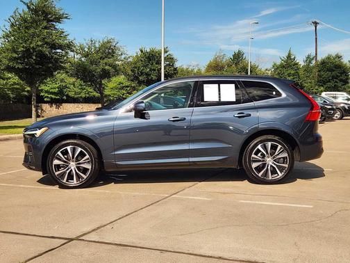 Denim Blue Metallic 2022 Volvo XC60 B5 Momentum