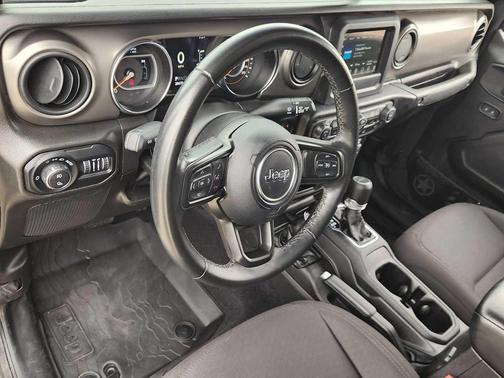 Black Clearcoat 2022 Jeep Gladiator Willys 4x4
