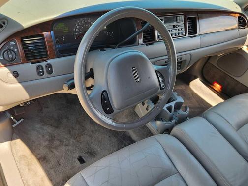 White 2001 Lincoln Town Car Executive