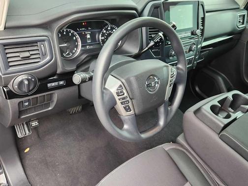 2022 Nissan Titan SV