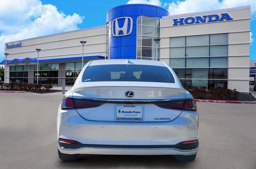 2022 Lexus ES 300h Base