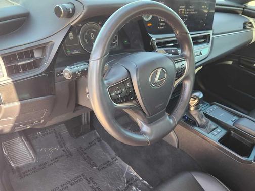 2022 Lexus ES 300h Base