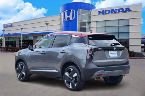 Gun Metallic/Scarlet Ember Tintcoat 2025 Nissan Kicks SR