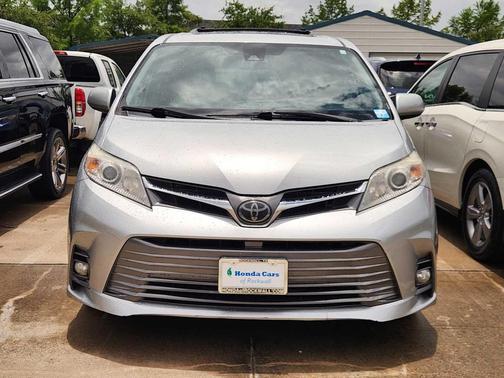 Celestial Silver Metallic 2019 Toyota Sienna XLE
