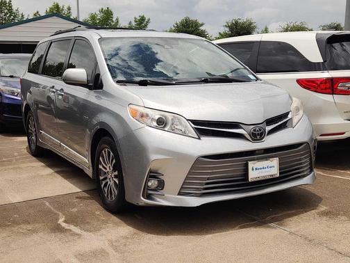 Celestial Silver Metallic 2019 Toyota Sienna XLE