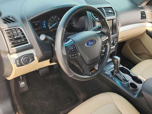 White Platinum Metallic Tri-Coat 2016 Ford Explorer XLT