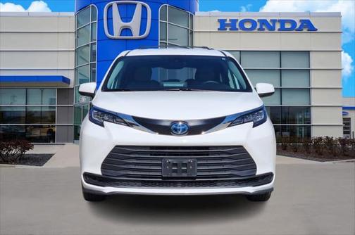 2023 Toyota Sienna LE