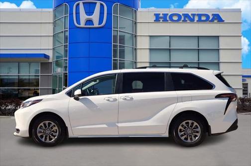 2023 Toyota Sienna LE