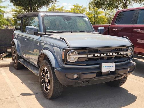 Azure Gray Metallic Tri-Coat 2023 Ford Bronco Outer Banks