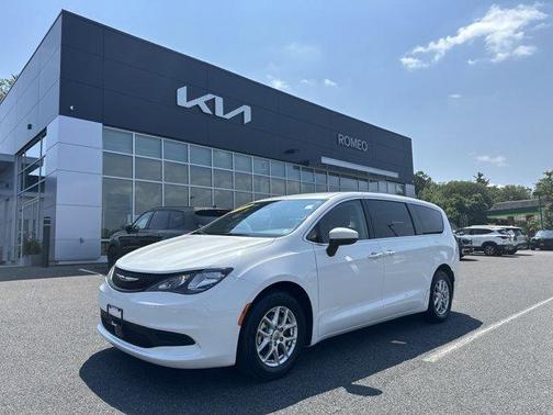 2022 Chrysler Voyager LX