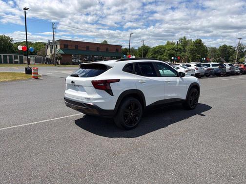 Summit White 2024 Chevrolet Trax FWD ACTIV