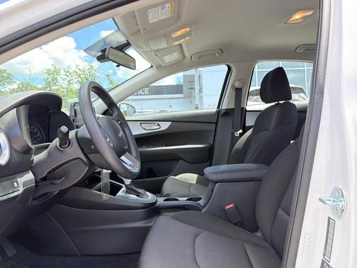 Snow White Pearl 2023 Kia Forte LXS