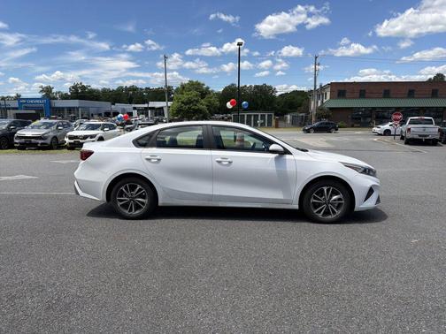 Snow White Pearl 2023 Kia Forte LXS