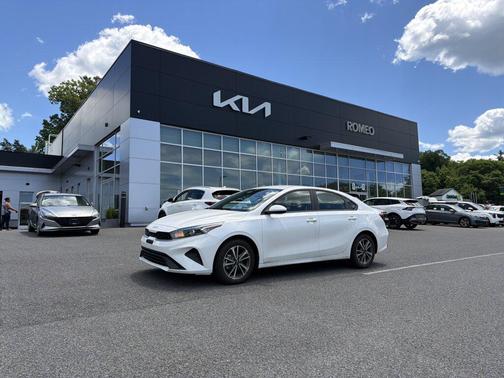 Snow White Pearl 2023 Kia Forte LXS