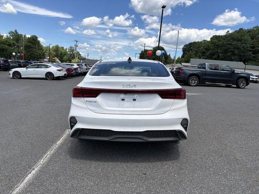 Snow White Pearl 2023 Kia Forte LXS