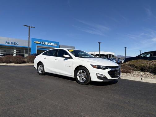 Summit White 2023 Chevrolet Malibu FWD 1LT