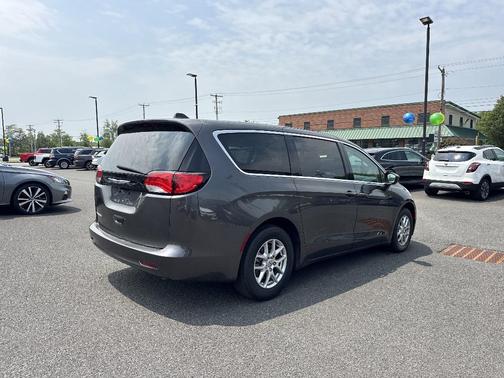 2023 Chrysler Voyager LX