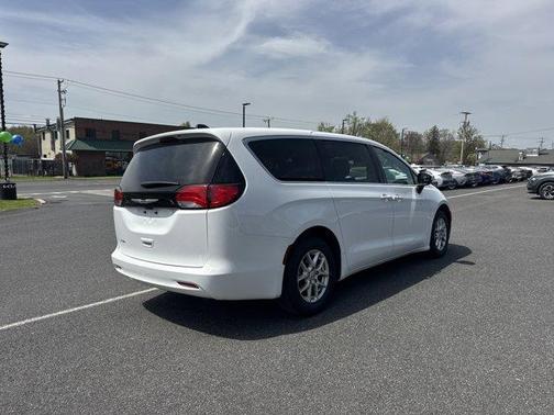 2023 Chrysler Voyager LX