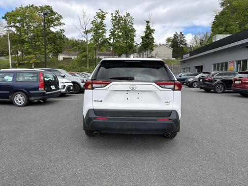 Ice Cap 2024 Toyota RAV4 XLE