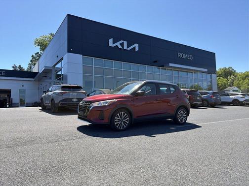 Scarlet Ember Tintcoat/Super Black 2023 Nissan Kicks SV