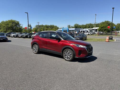Scarlet Ember Tintcoat/Super Black 2023 Nissan Kicks SV
