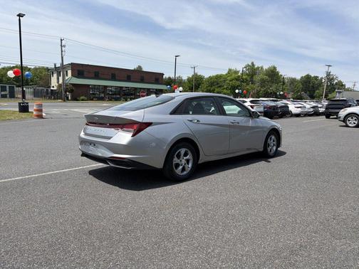 Shimmering Silver Pearl 2021 Hyundai ELANTRA SE