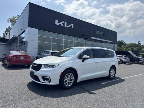 2023 Chrysler Pacifica Touring-L