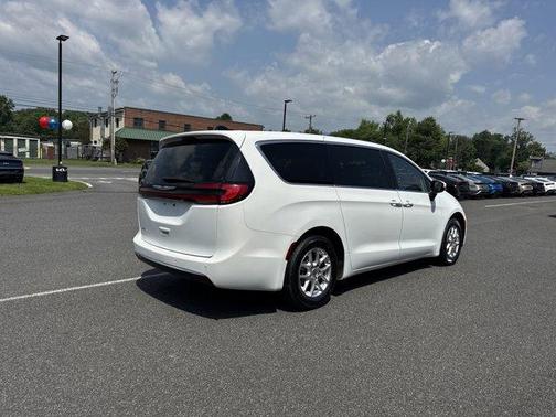 2023 Chrysler Pacifica Touring-L