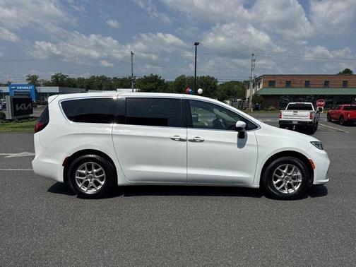 2023 Chrysler Pacifica Touring-L