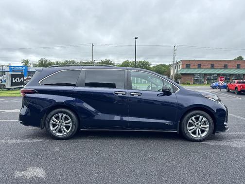 2021 Toyota Sienna XSE 7 Passenger