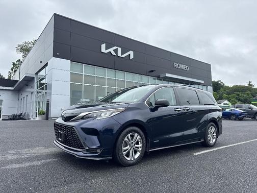2021 Toyota Sienna XSE 7 Passenger