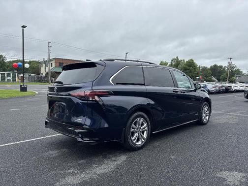 2021 Toyota Sienna XSE 7 Passenger