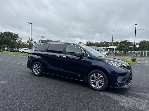 2021 Toyota Sienna XSE 7 Passenger