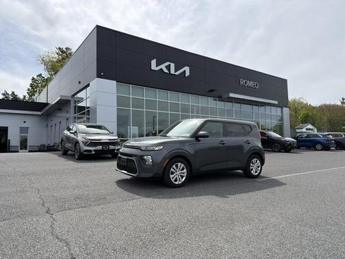 Gravity Gray 2022 Kia Soul LX
